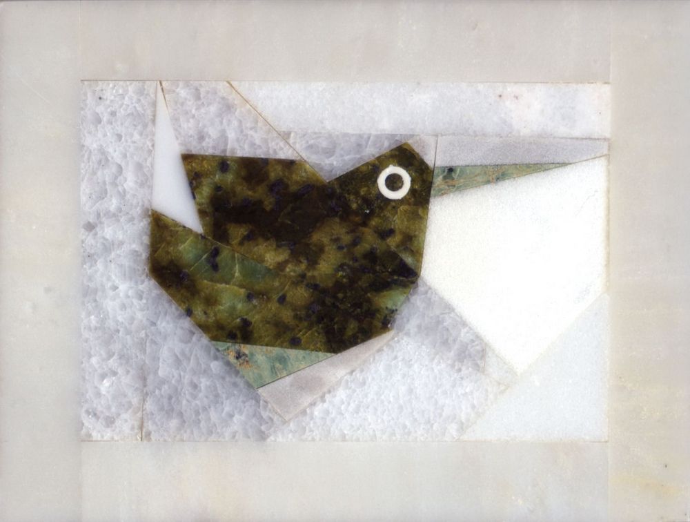 uproszczone przedstawienie ptaka wykonane z tworzywa kamiennego