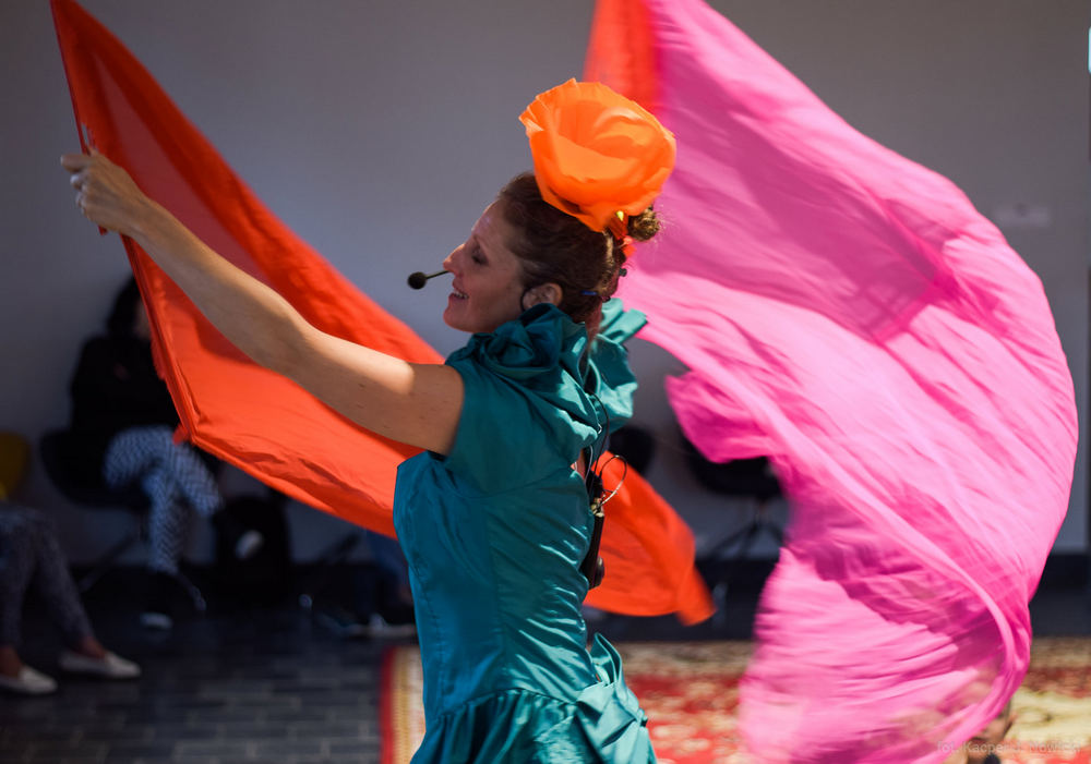 fotografia tancerka z barwną szarfą w ruchu