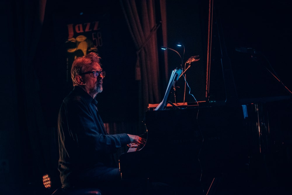 fotografia andrzej jagodziński gra na fortepianie podczas koncertu