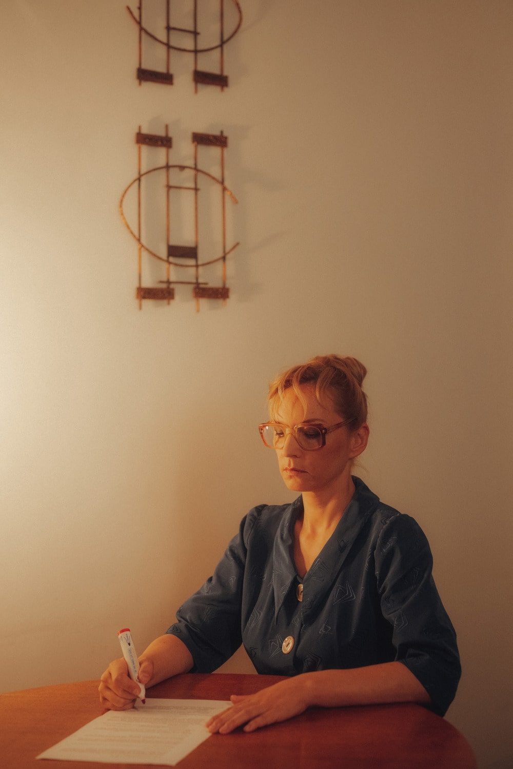 fotografia kobiety siedzącej przy stole