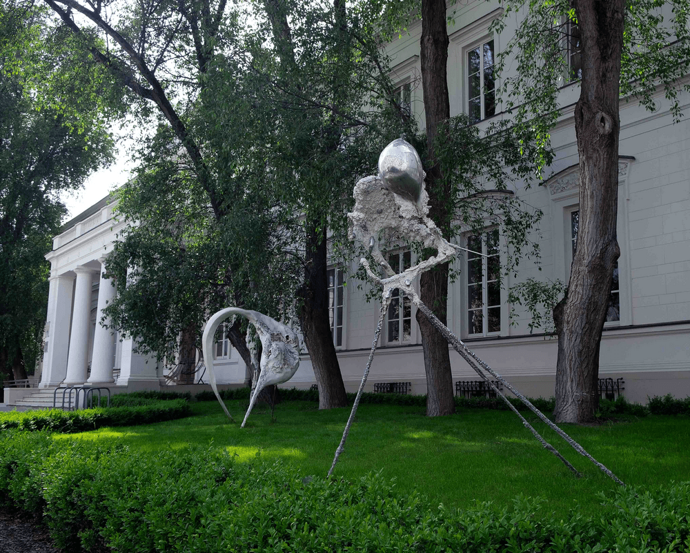 rzeźba abstrakcyjna na trawniku przed budynkiem mik