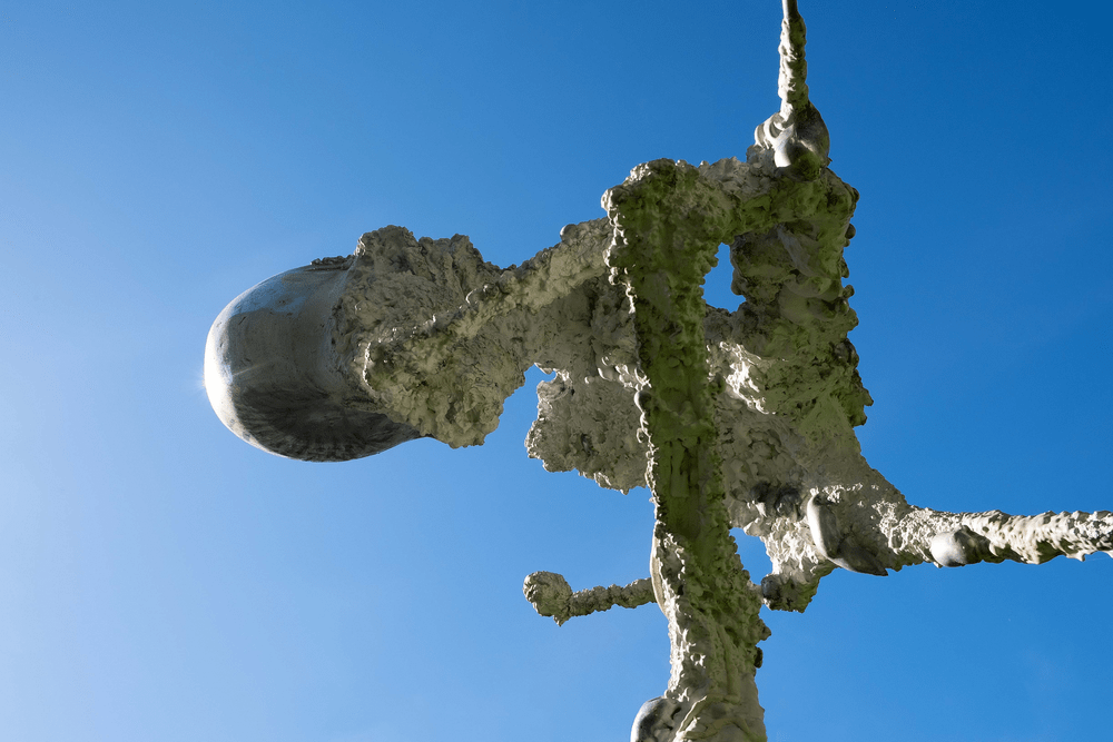 fotografia rzeźba abstrakcyjna na tle błękitnego nieba