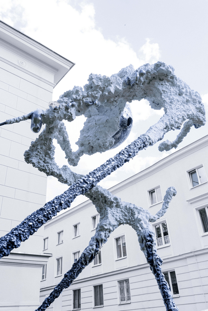 fotografia rzeźba abstrakcyjna na tle białych budynków