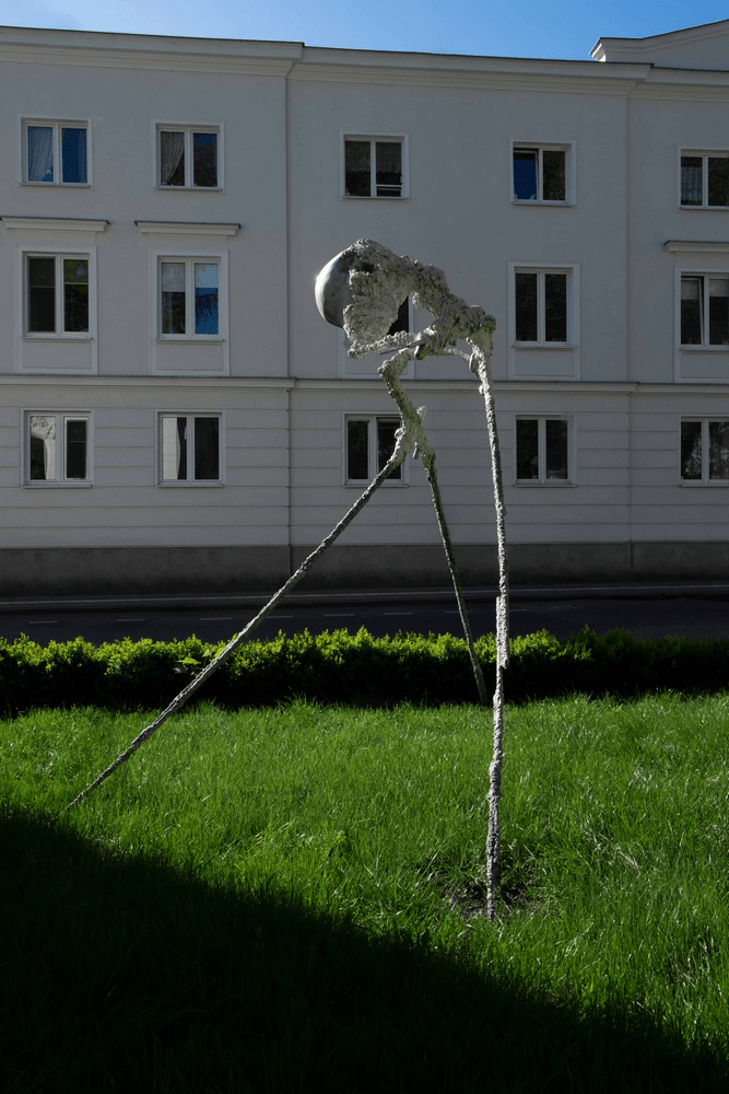 fotografia rzeźba abstrakcyjna na tle białych budynków