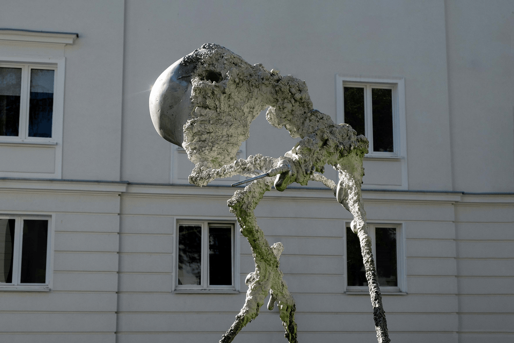 fotografia rzeźba abstrakcyjna na tle białego budynku