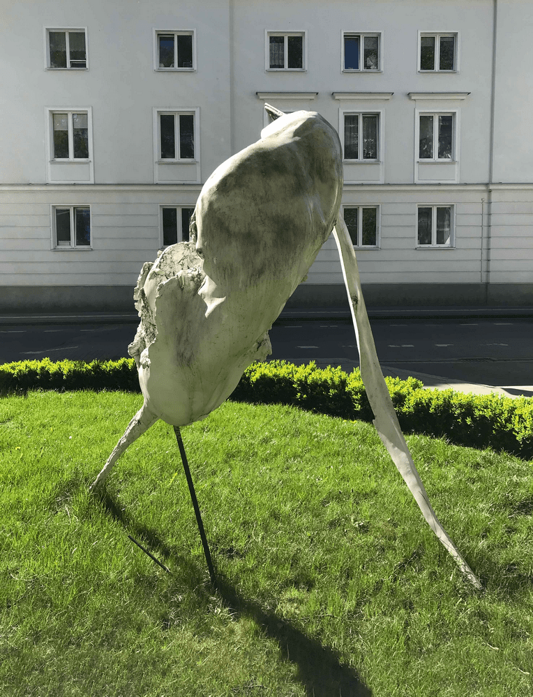 fotografia rzeźba abstrakcyjna na tle białego budynku