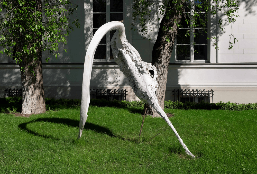 fotografia rzeźba abstrakcyjna na trawniku przed budynkiem mik