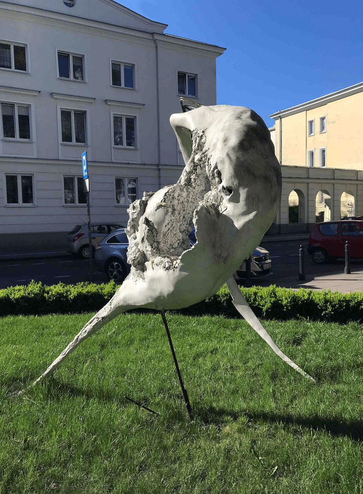 fotografia rzeźba abstrakcyjna na tle białego budynku