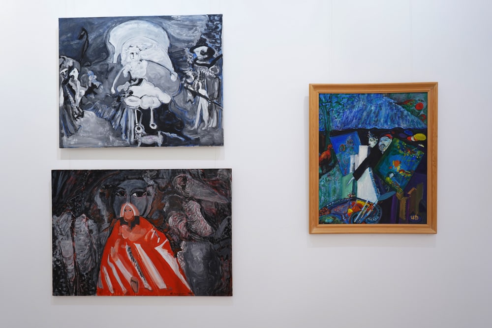 fotografia trzy prace wiszące na ścianie galerii
