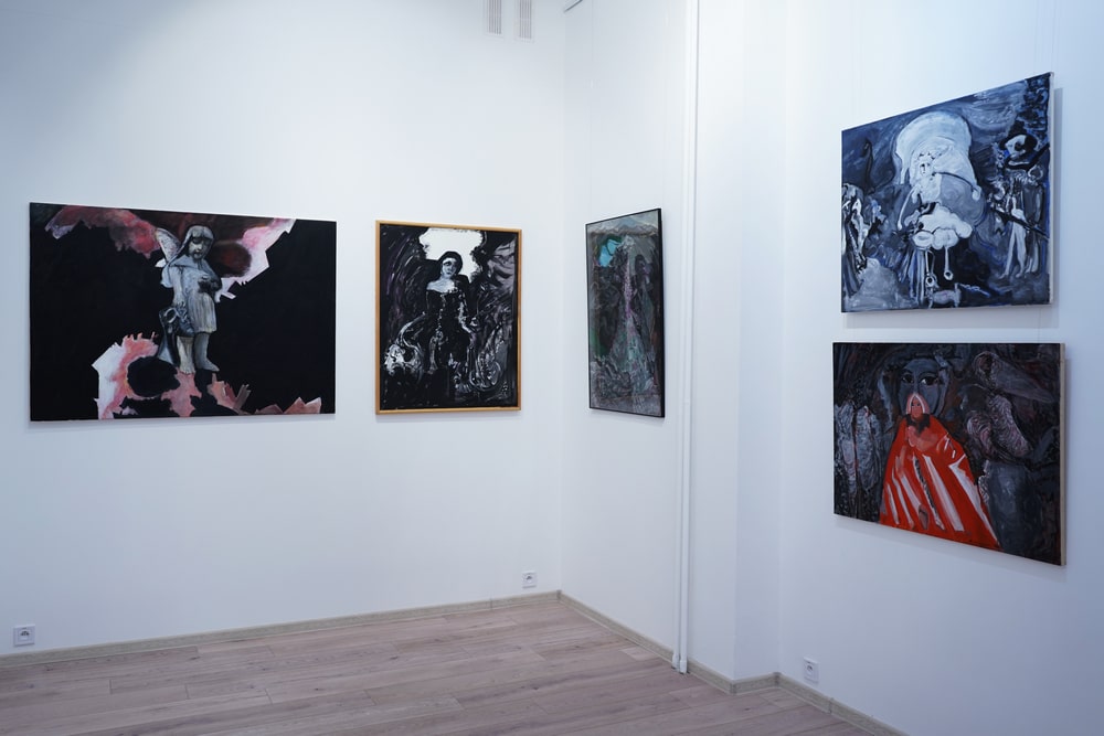 fotografia pięć prac wiszących na ścianie galerii
