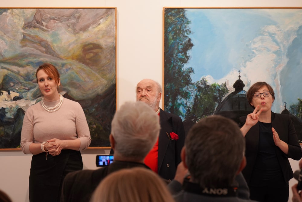 fotografia otwarcie wernisażu stoją obok siebie anna hlebowicz włodzimierz dawidowicz i tłumaczka pjm