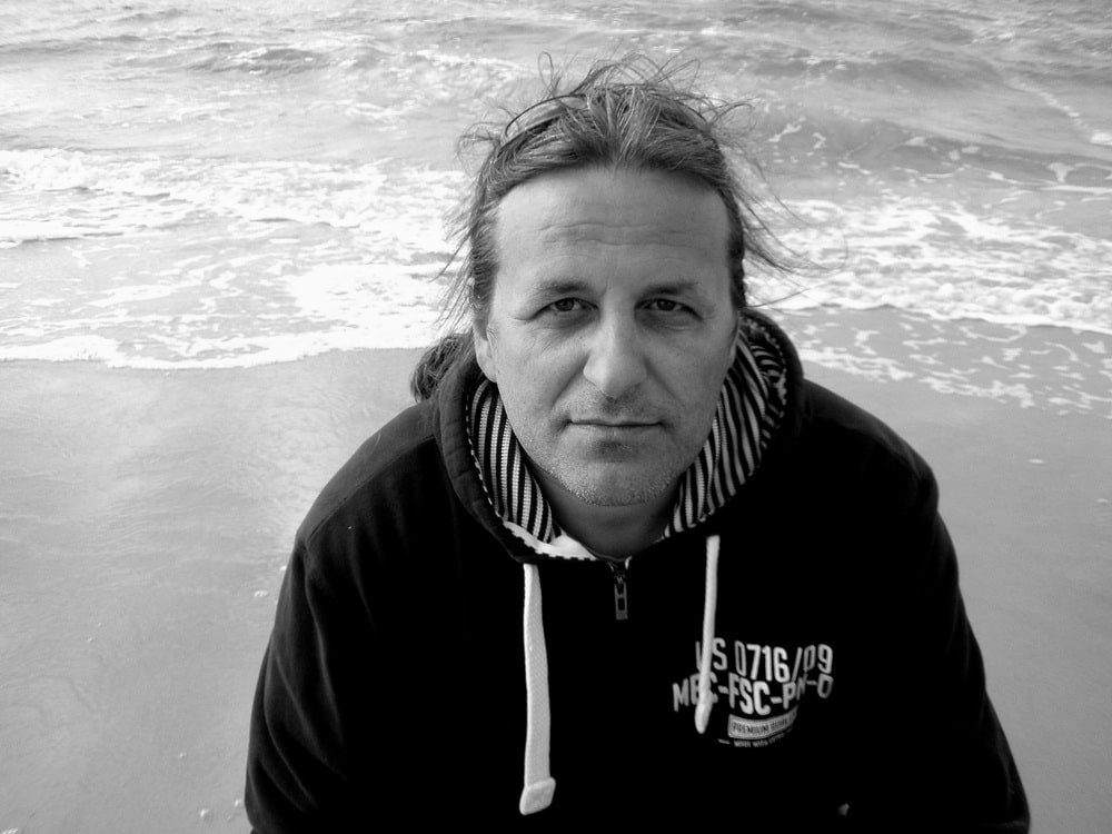 fotografia czarno biała portret mężczyzny na tle morza