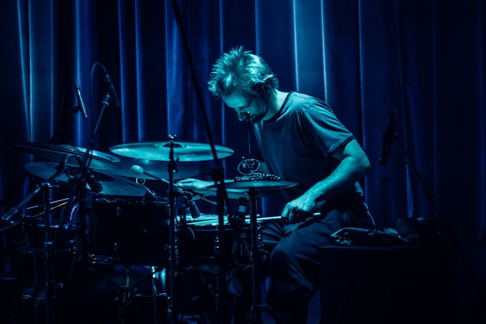 fotografia perkusista gra na instrumencie