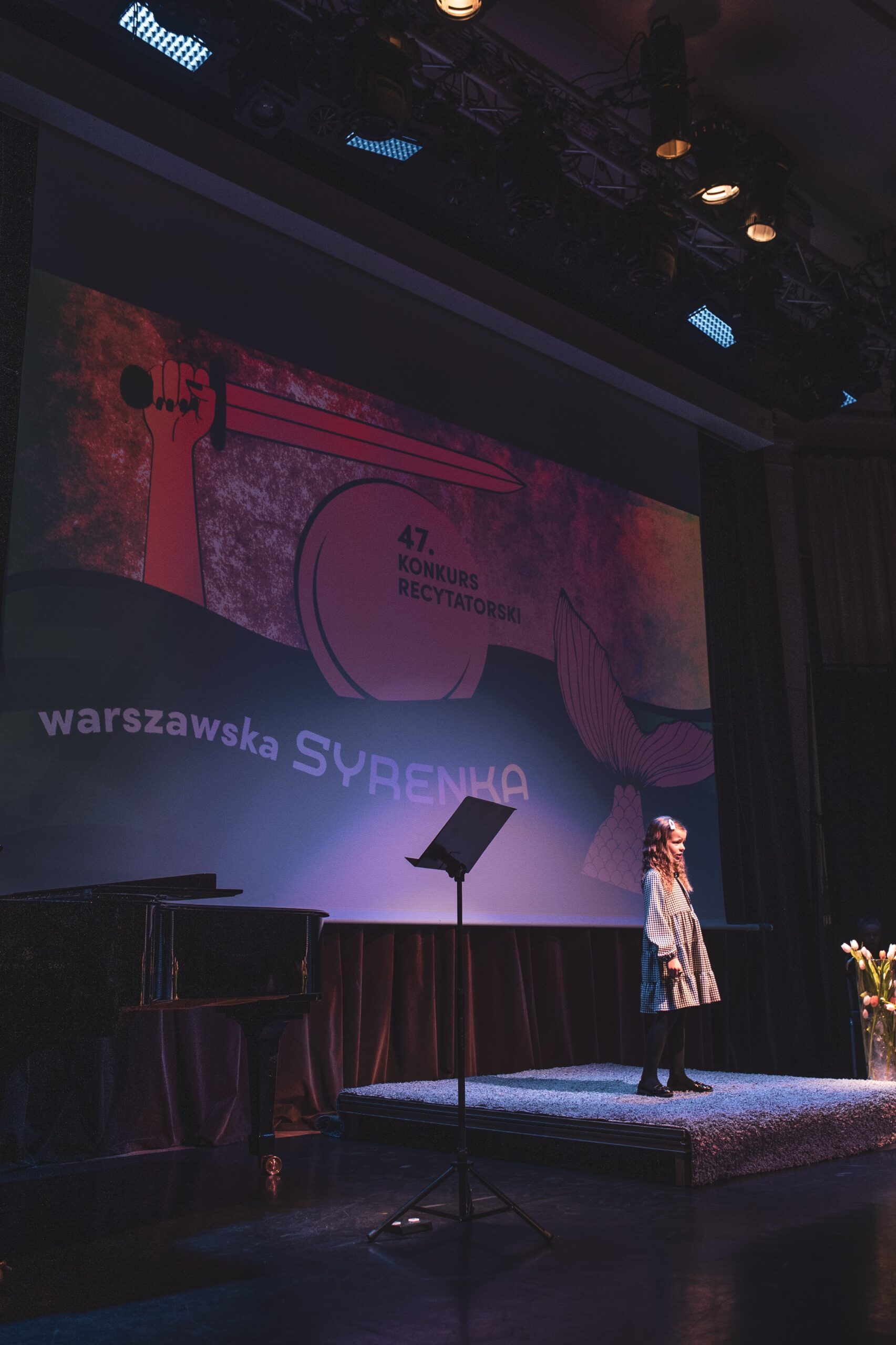 fotografia dziewczynka w jasnej sukience na scenie Lilianna Dąbrowska - miejsce II, kategoria klas I-III