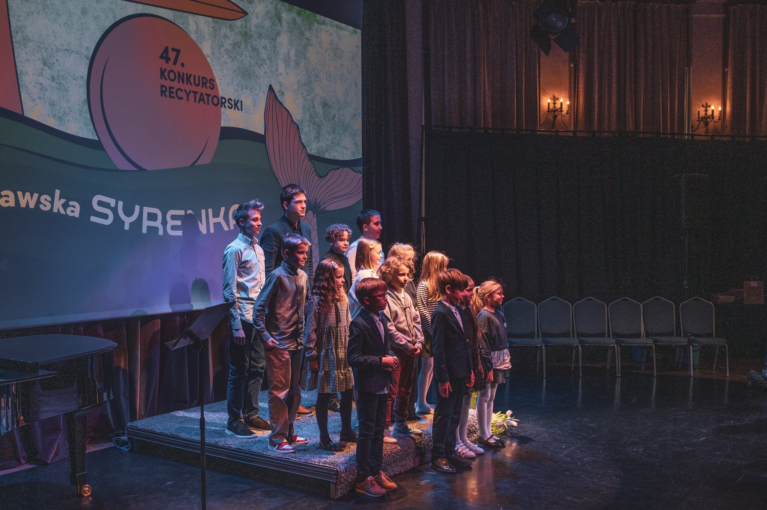 fotografia grupa dzieci na scenie wykonawcy koncertu laureatów