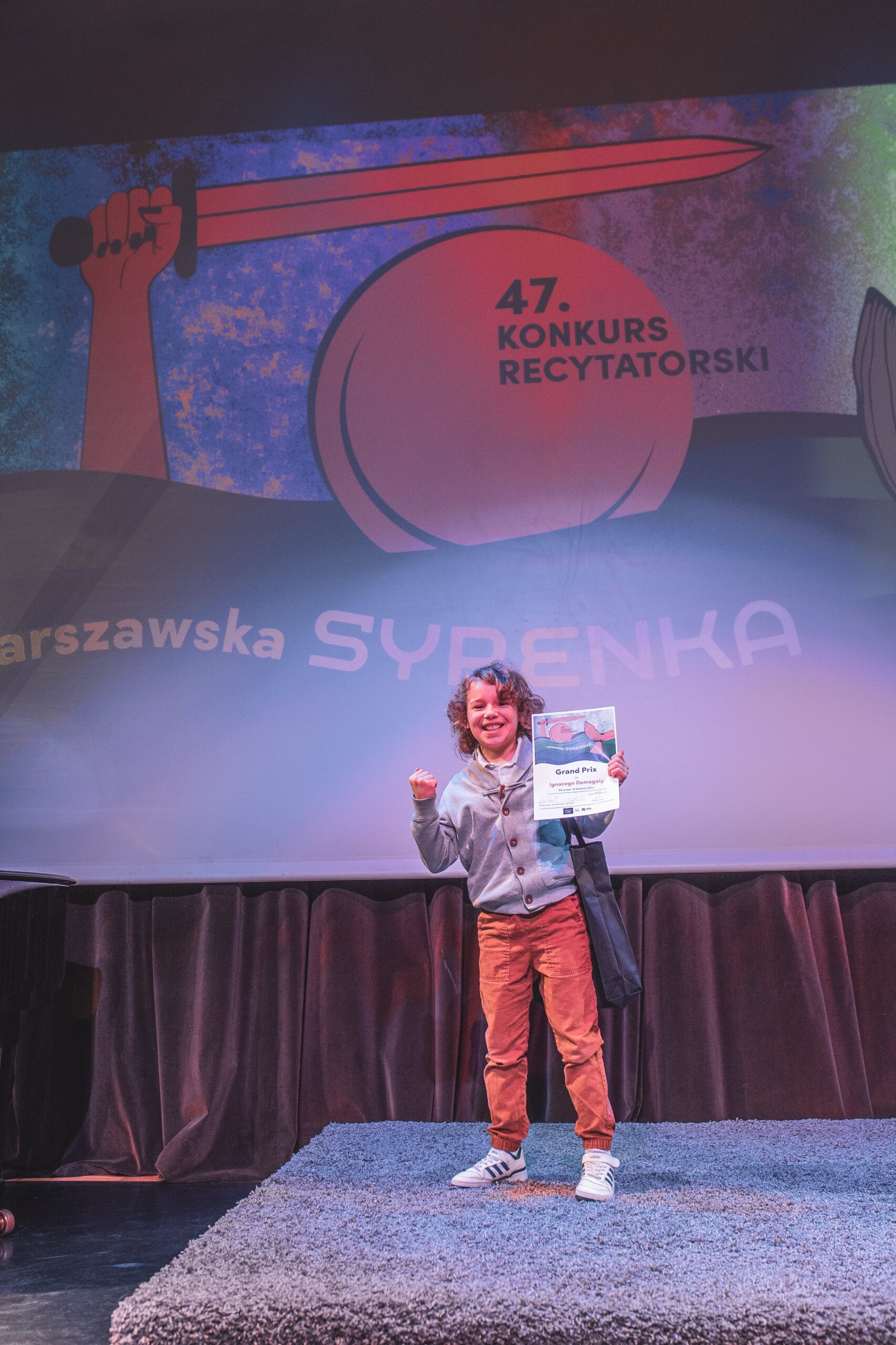 fotografia chłopiec na scenie z dyplomem Ignacy Domagała Grand Prix