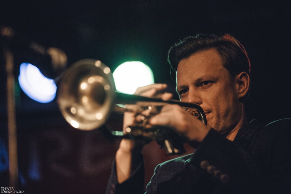 fotografia rafał dubicki grający na trąbce