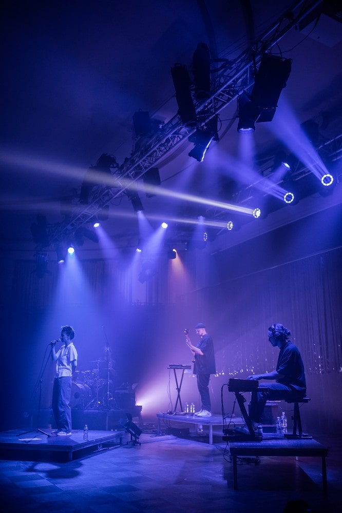 fotografia troje muzyków na scenie