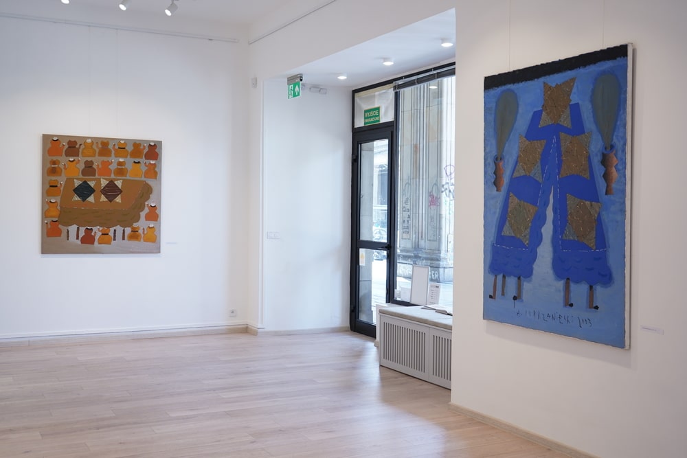 fotografia wnętrze galerii i drzwi wejściowe