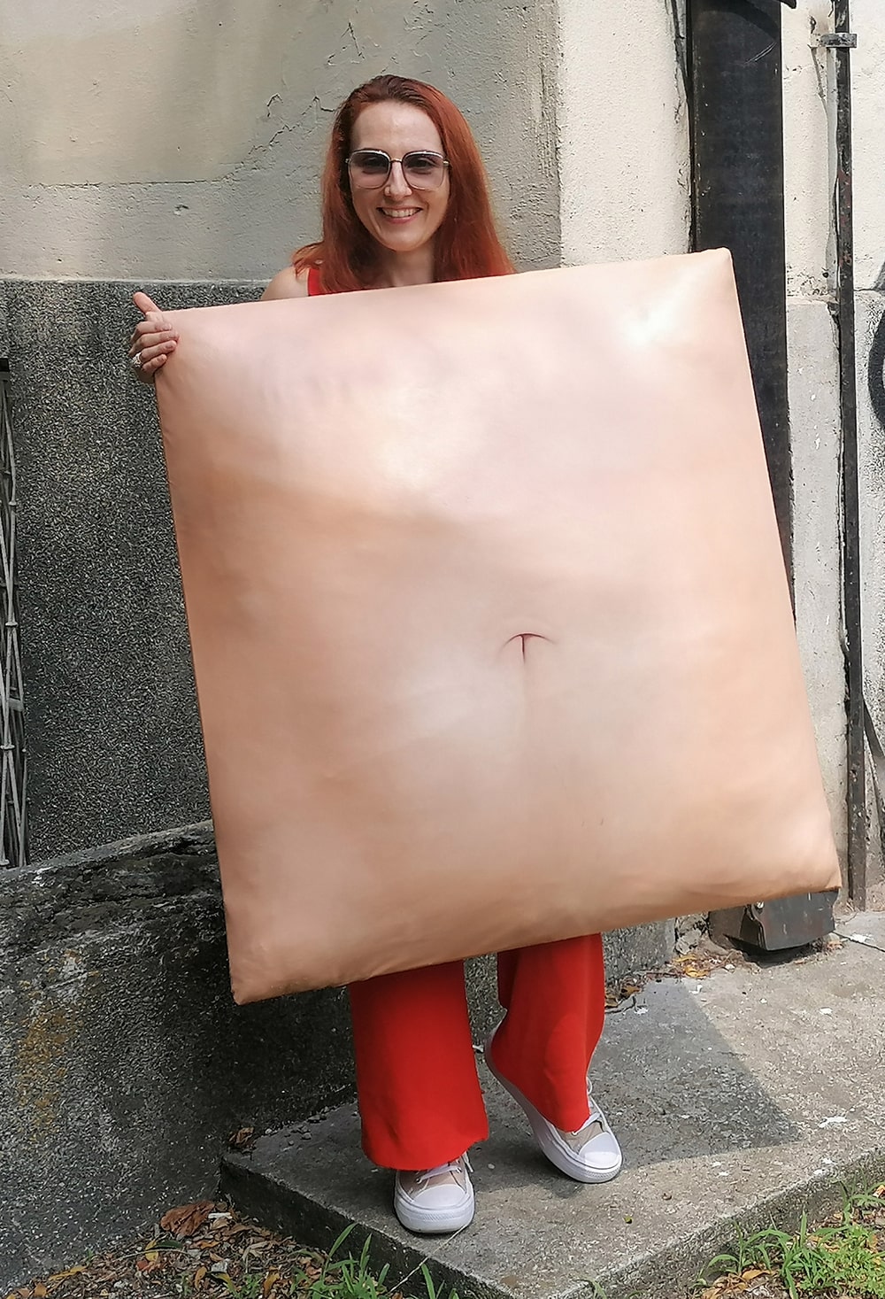 fotografia Maria Michoń stoi ze swoją pracą