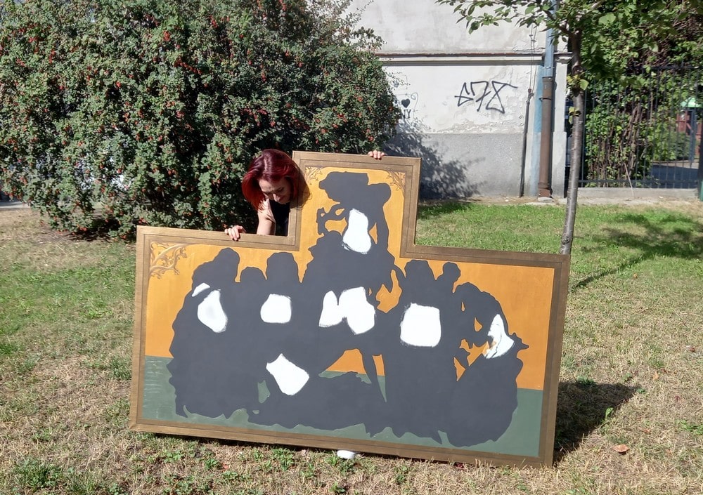 fotografia artystka stoi obok swojej pracy zdjęcie na trawniku