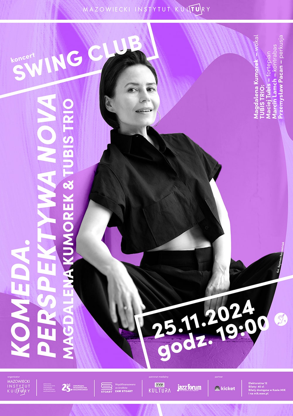 grafika informacyjna na fioletowym tle czarno białe zdjęcie kobiety