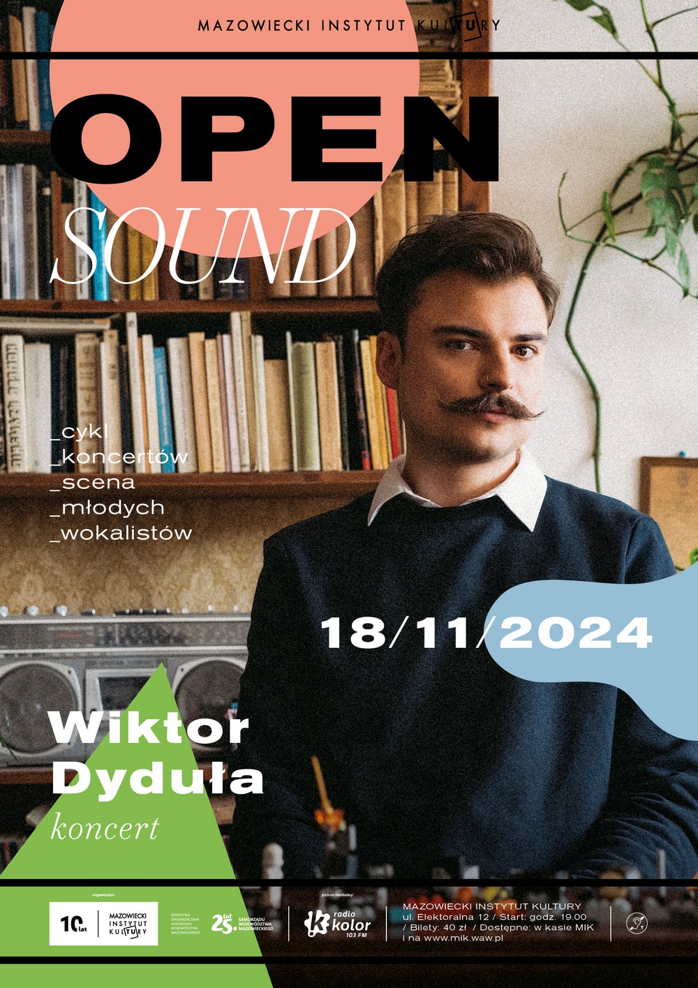grafika informacyjna fotografia mężczyzny z wąsami stojącego na tle regału z książkami