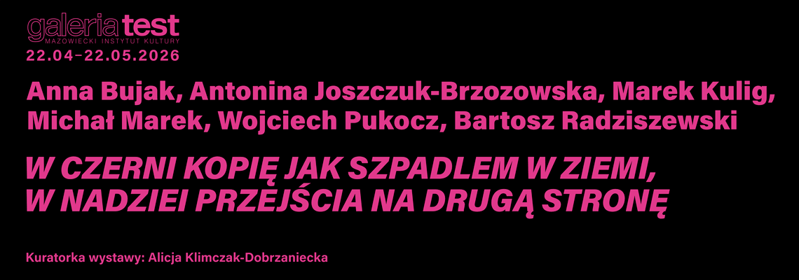 Plakat promujący wystawę z jej nazwą, wymienionymi autorkami i miejscem. Różowe napisy na czarnym tle