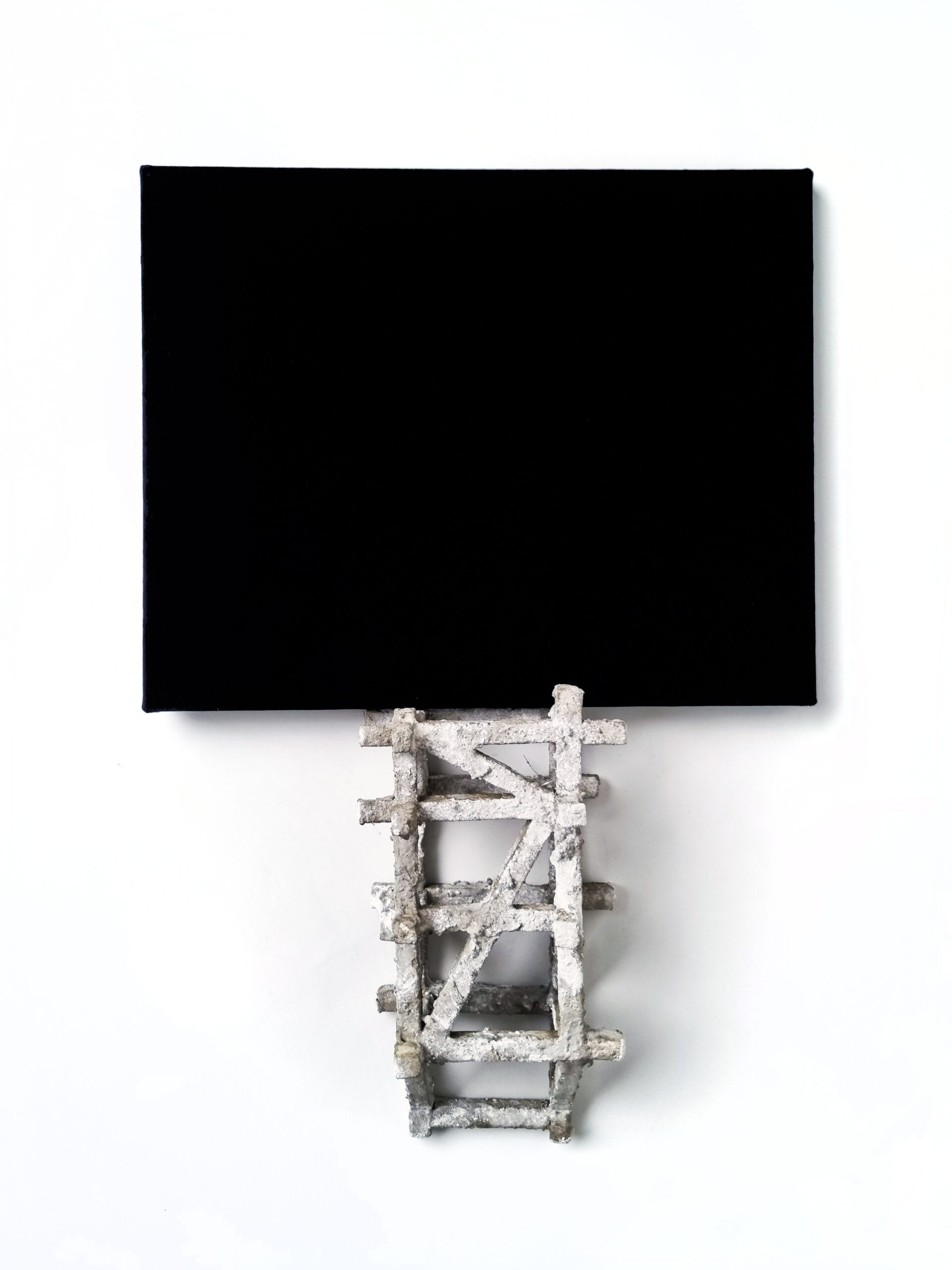 Marek Kulig "UNIVERSUM III" (2022, asamblaż) czarny aksamit, wymiary 74 x 50 cm
