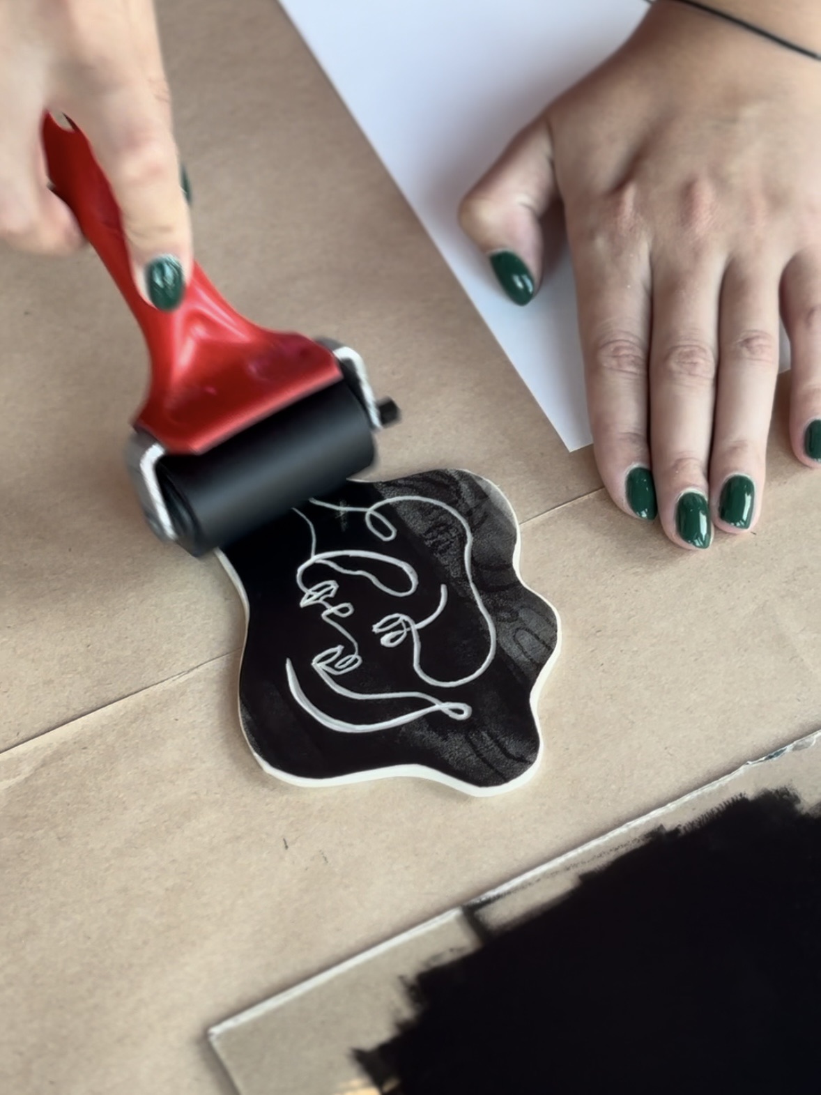 Przykład pracy z linorytem, wycinanie kształtu przypominającego twarz