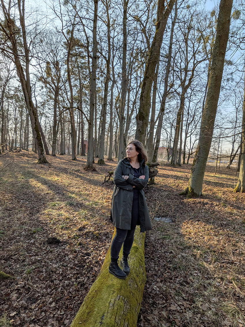 Portret Agaty Borowej, pozowany w lesie