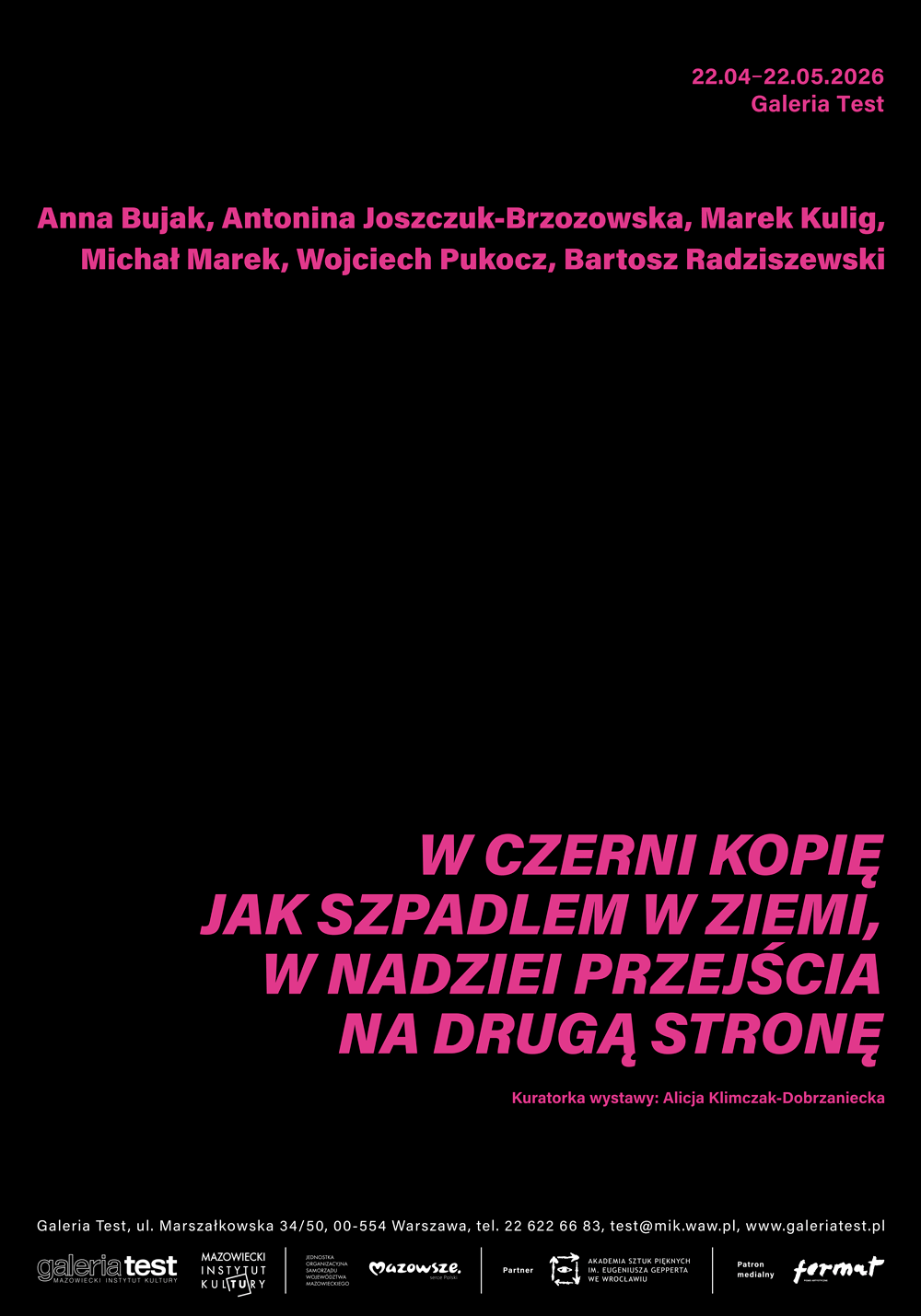 Plakat promujący wystawę z jej nazwą, wymienionymi autorkami i miejscem. Różowe napisy na czarnym tle