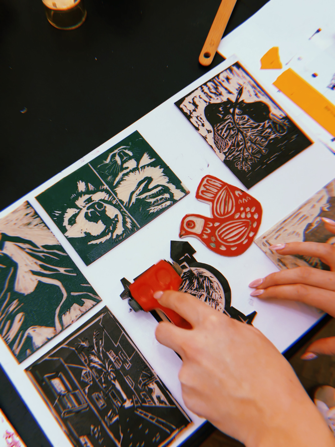 Element zajęć na warsztatach z linorytu