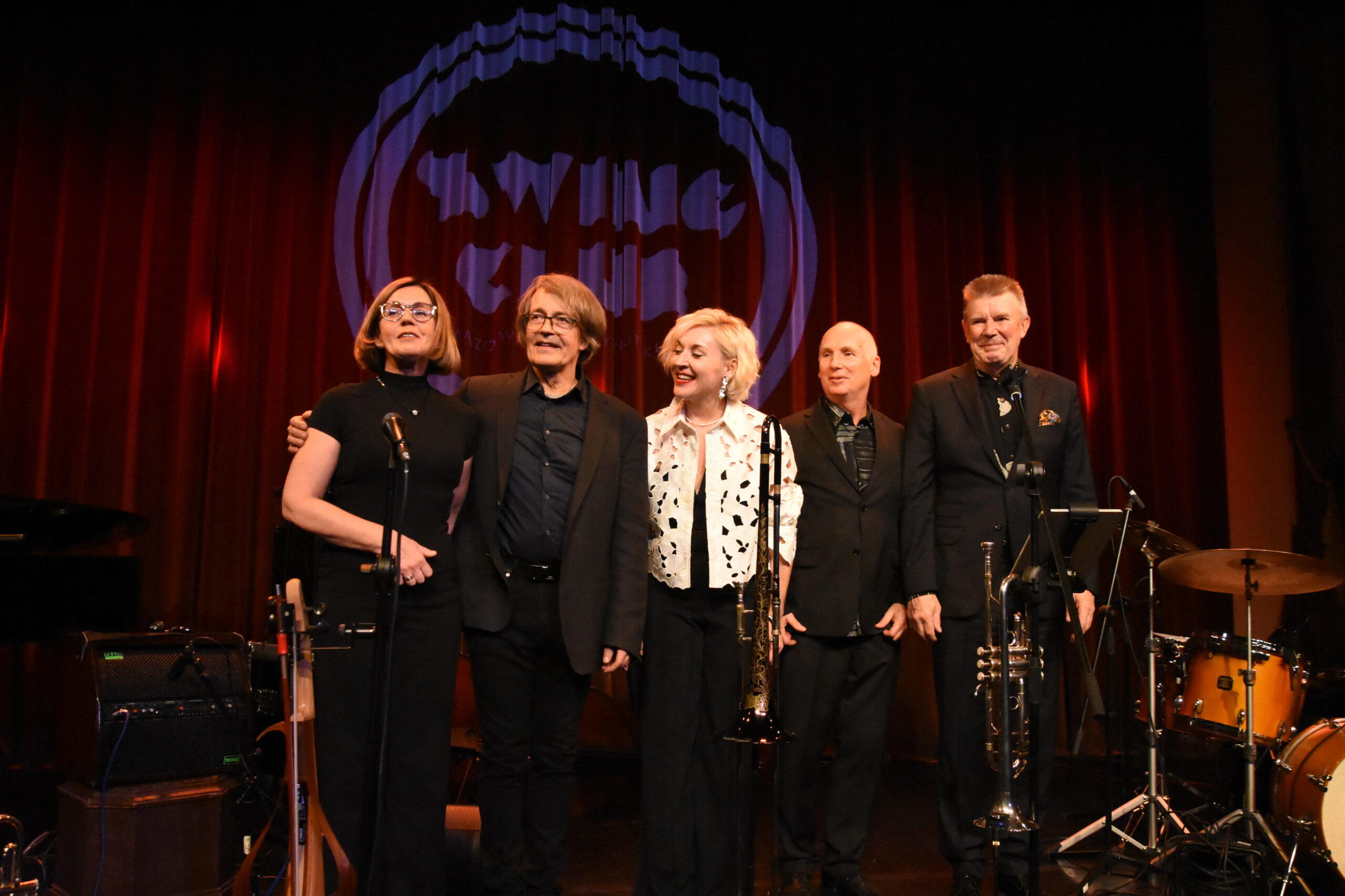 Zdjęcie członków zespołu Nowik - Eliasz Quintet na scenie, po występie.
