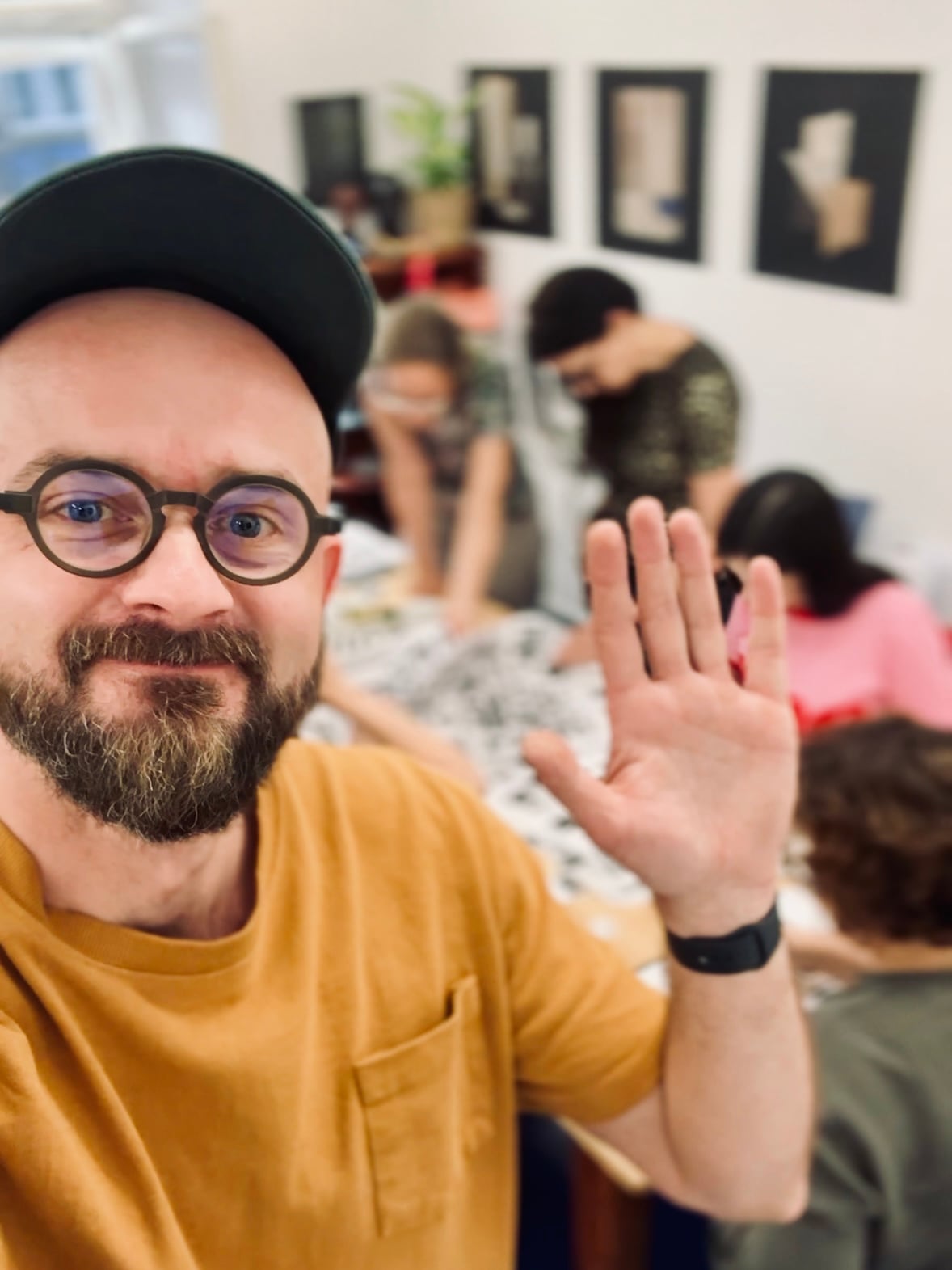 Marcin Motyw - prowadzący na zajęciach z linorytu