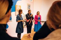fotografia: trzy kobiety stoją obok siebie podczas wernisażu, od lewej adriana usarek - kurator wystawy, bovska i magdalena ulejczyk - dyrektor mik