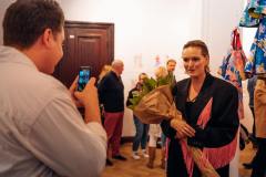 fotografia - bovska z bukietem kwiatów pozuje do zdjęcia