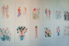 fotografia kilka prac wiszących na ścianie, tematyka figuratywna, ludzkie postacie i rośliny