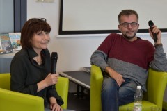 fotografia: Monika Piątkowska i Leszek Talko siedzą na fotelach, w rękach trzymają mikrofony