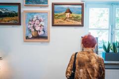 fotografia słuchaczki mutw podczas wernisażu