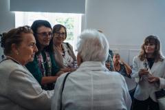 fotografia spotkanie słuchaczek mutw przy torcie