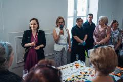 fotografia spotkanie słuchaczek mutw przy torcie