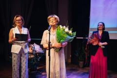 fotografia przemówienie kobiety z bukietem kwiatów