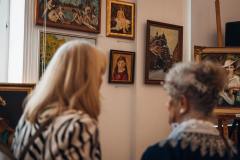 fotografia słuchaczki mutw podczas wernisażu