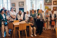 fotografia słuchaczki mutw podczas wernisażu