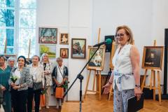 fotografia słuchaczki mutw podczas wernisażu