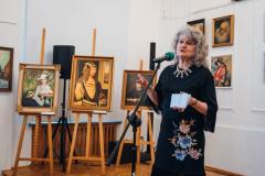 fotografia słuchaczki mutw podczas wernisażu