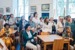 fotografia słuchaczki mutw podczas wernisażu