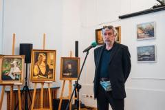 fotografia słuchaczki mutw podczas wernisażu