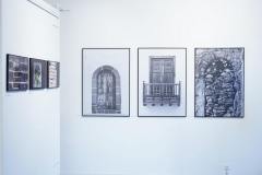 fotografia - sześć zdjęć o architekturze wiszących na ścianie w galerii